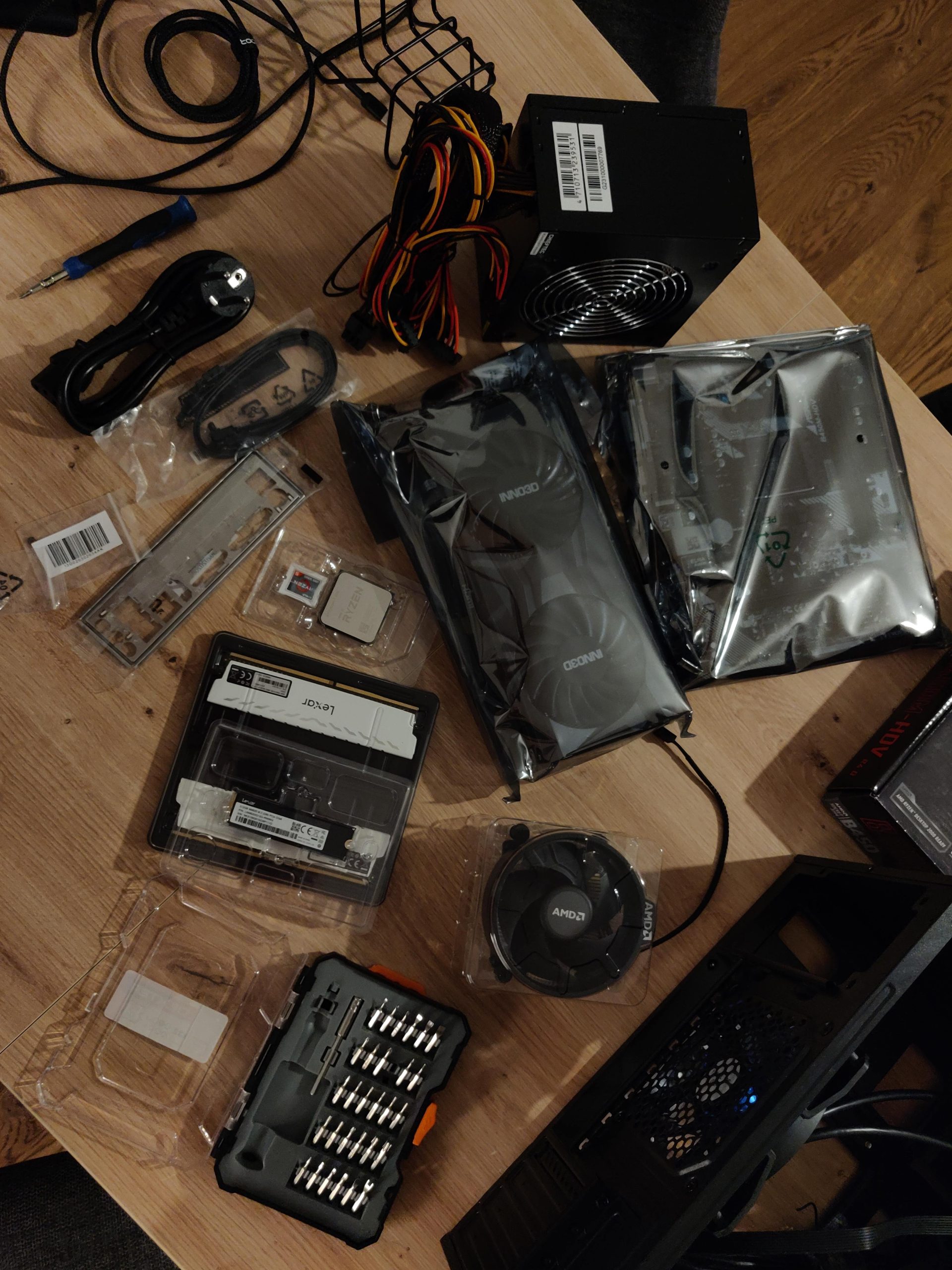 Części komputerowe przygotowane do złożenia